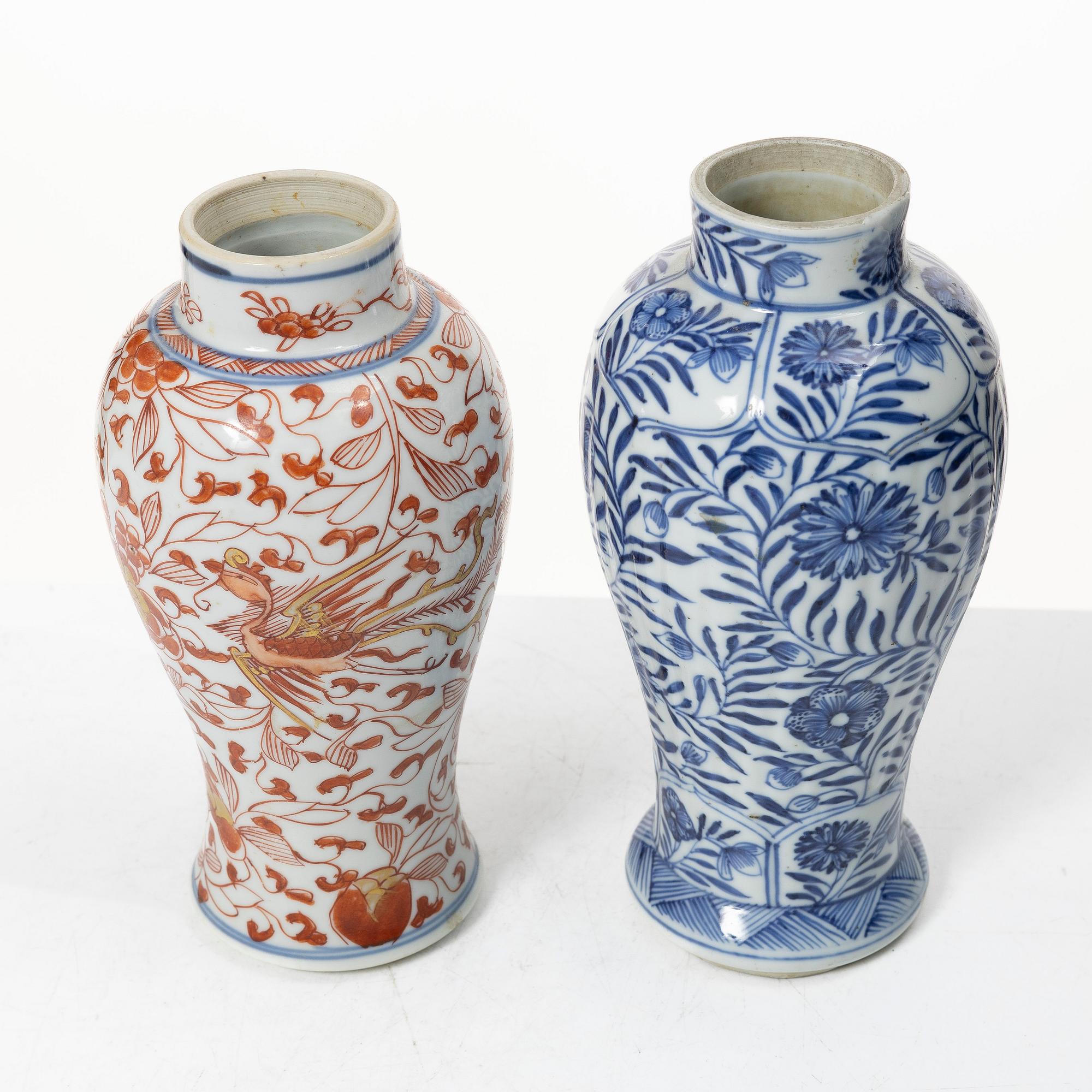 Vaser, tre stycken, porslin. Qingdynastin, 1700-tal.