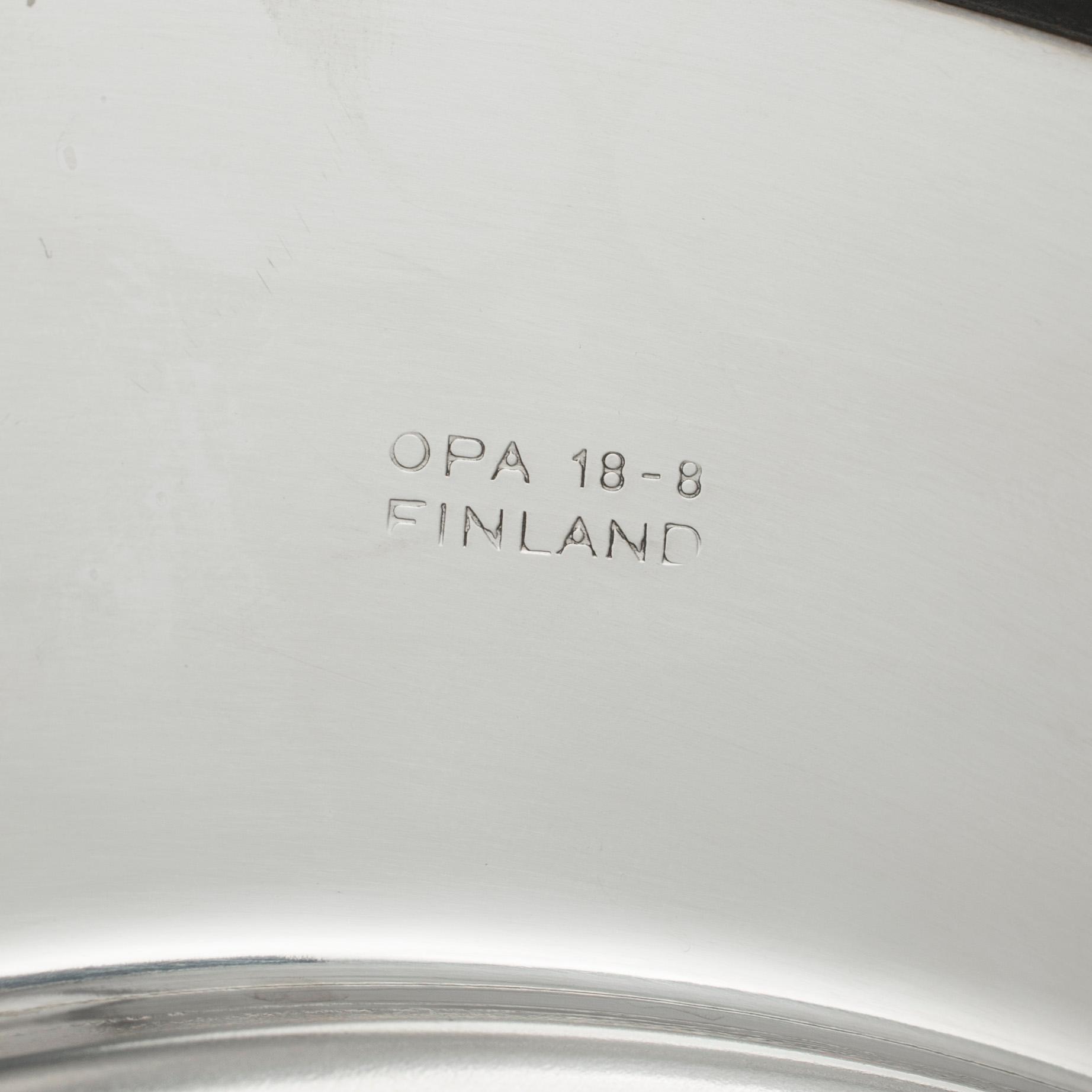 TIMO SARPANEVA, för Opa, kuvertallrikar 8 st och skål på fat. Rostfritt stål.