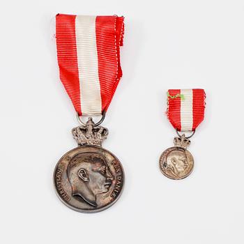 FRIHETSMEDALJ samt MINIATYR, silver, Christian X, "Pro Dania 1940-45".