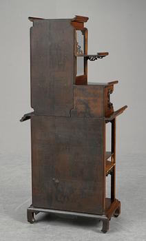 VITRINSKÅP. Kina, troligen sekelskifte 1900.