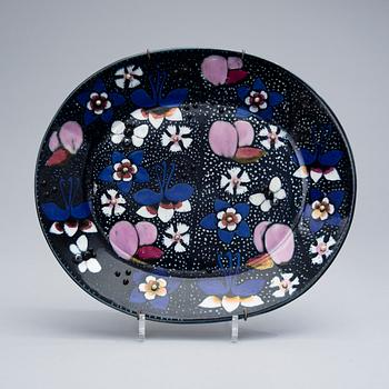 BIRGER KAIPIAINEN, A CERAMIC DISH. Signed Kaipiainen, Arabia. 1970s.