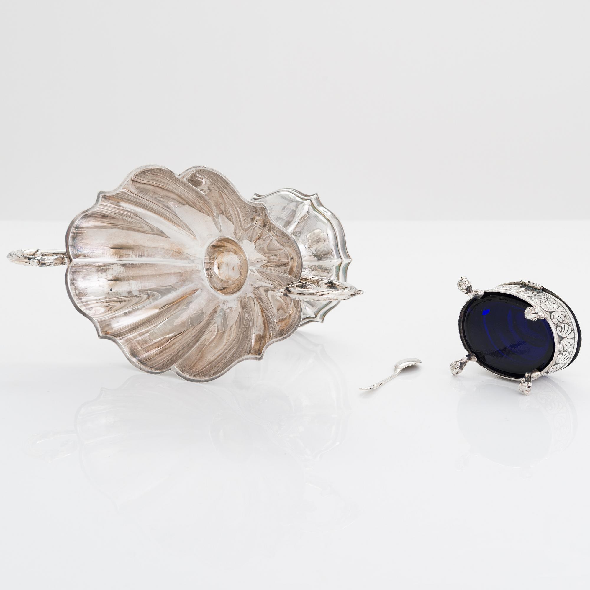 A Spanish silver bowl, maker's mark J. Perez Fernandez, and a silver salt cellar, Platería López, Madrid.
