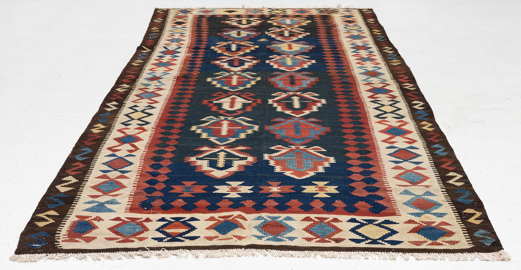 Matta, semiantik, nordvästpersisk Kelim, ca 327 x 141 cm.