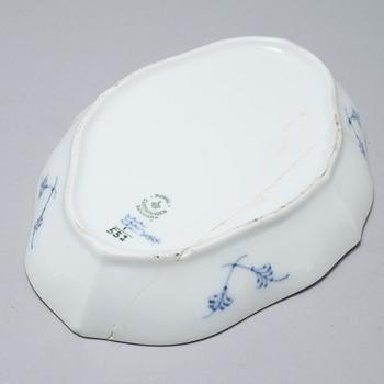 A porcelain tableware set of 92 pcs, "Musselmalet" by Royal Copenhagen, Denmark, second half of the 20th century.