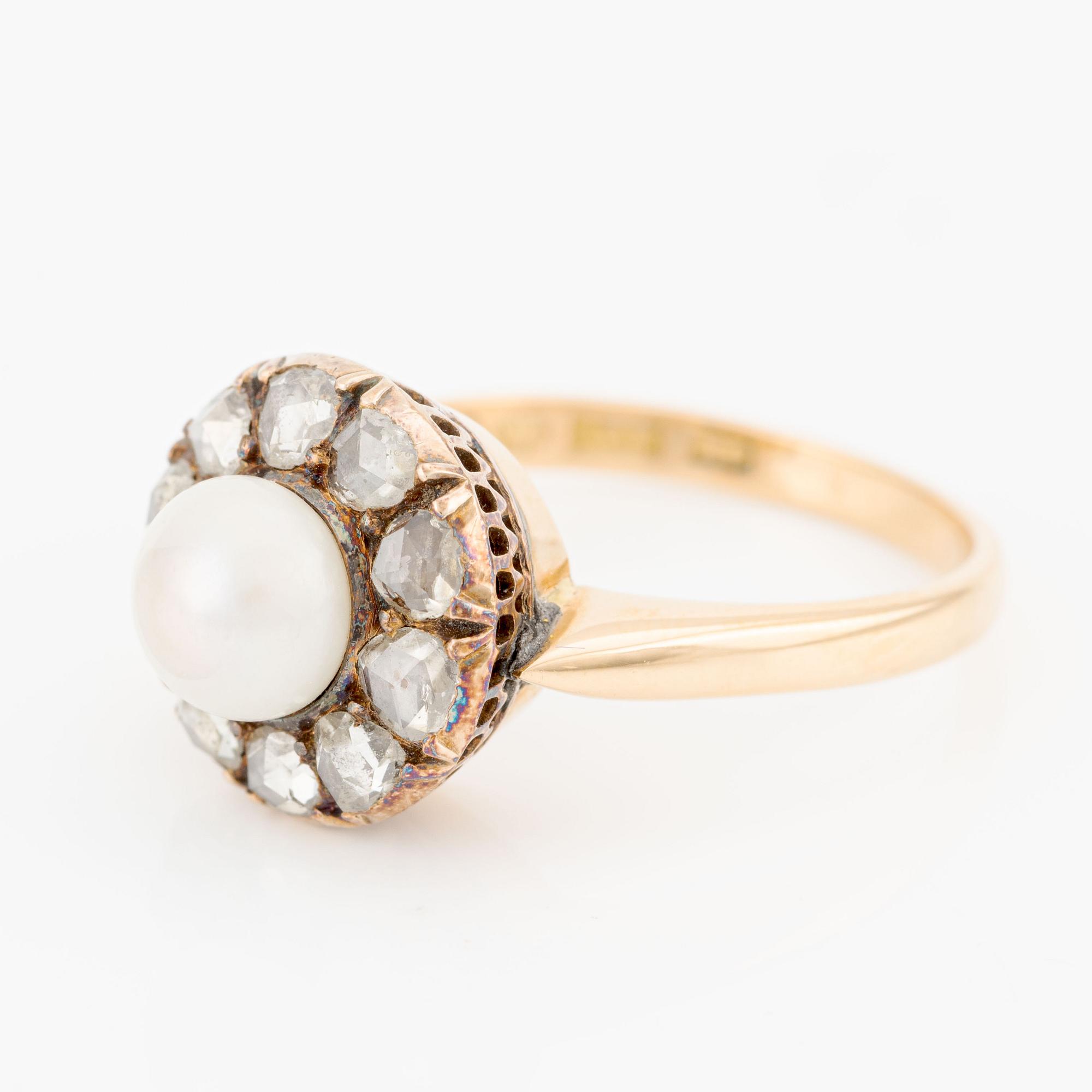 Ring in 18K gold carmosé with rose stones and a pearl.