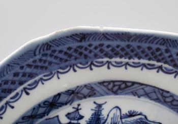 TALLRIKAR, 22 st varav 7 djupa, kompaniporslin, Kina, 1800-tal.