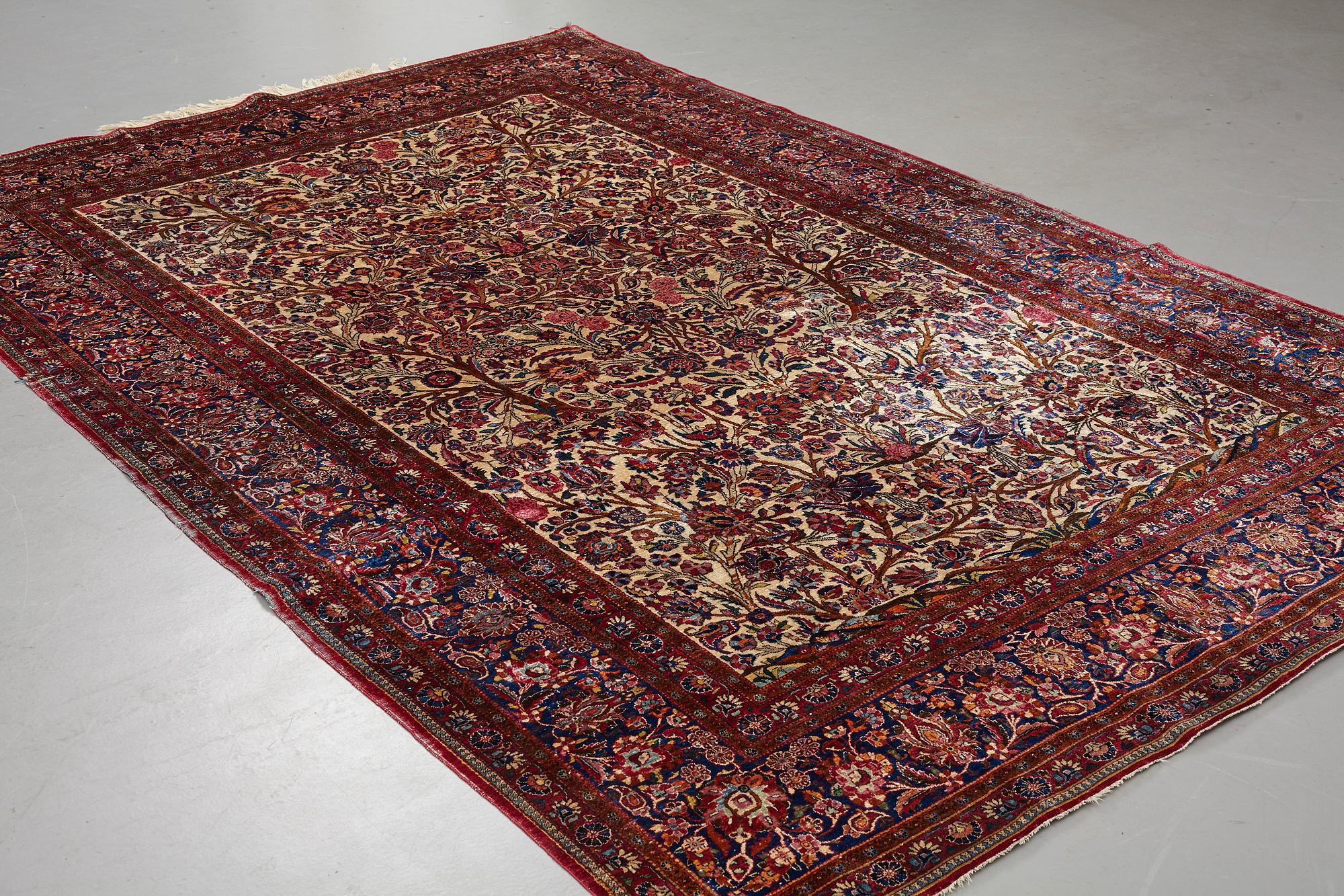 A carpet, a semi-antique silk Kashan, ca 317 x 207-210,5 cm.