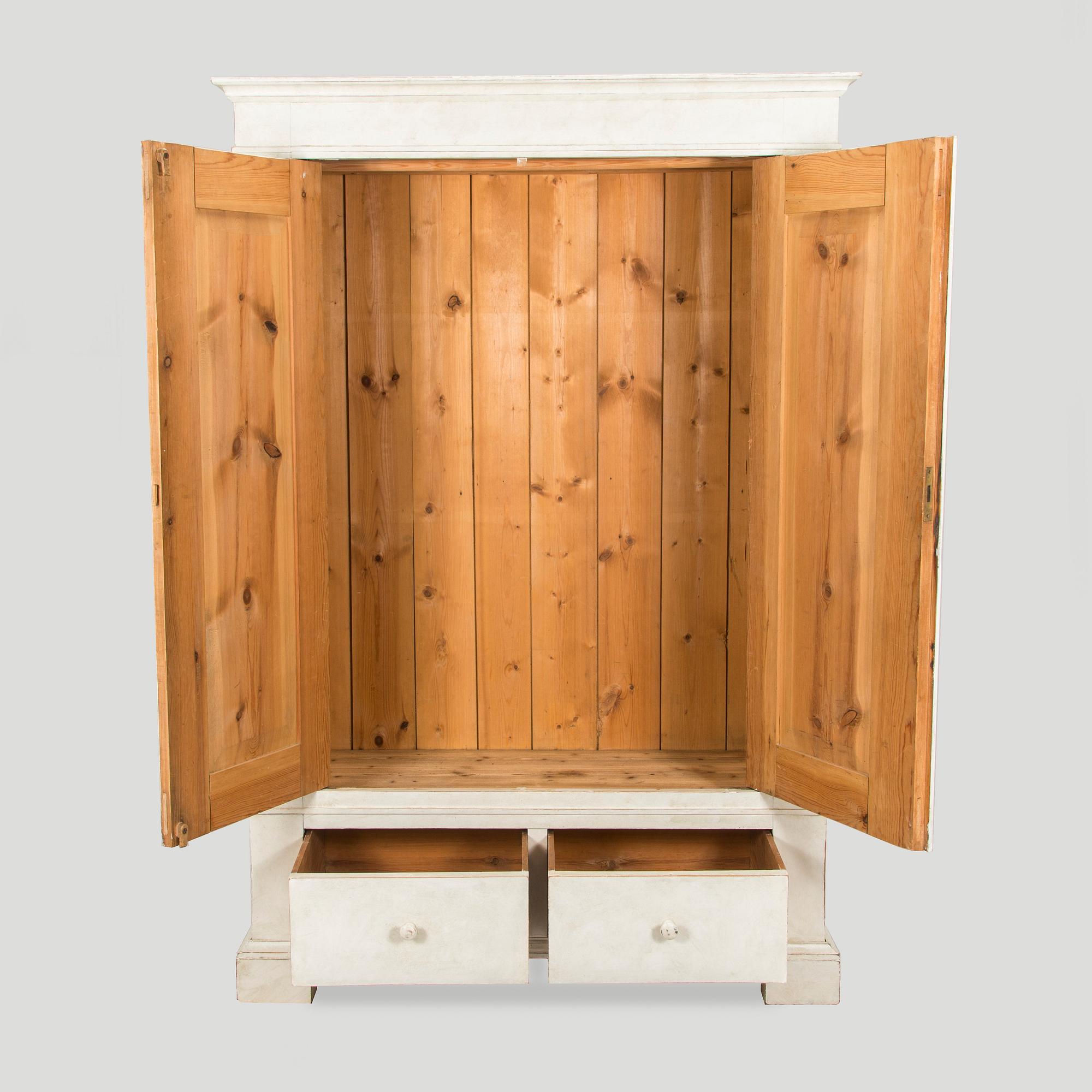 Klädskåp, 1900-tales första hälft.