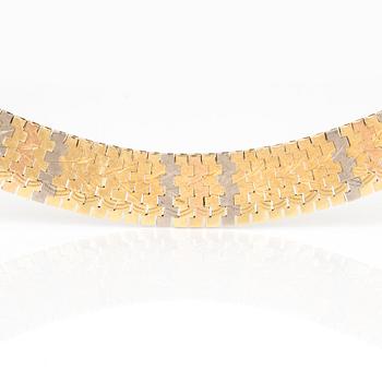 HALSBAND trefärgat guld med graverad lövdekor.