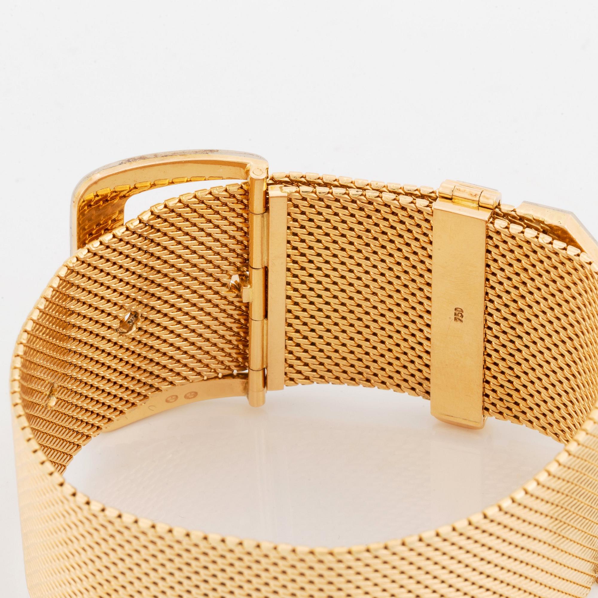An 18K gold bracelet.