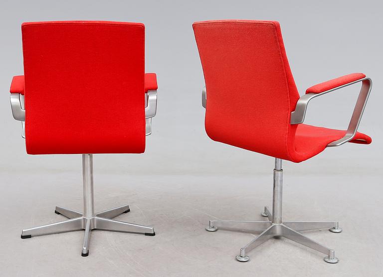 SKRIVBORDSSTOLAR, 2 st, "Oxford", Arne Jacobsen, för Fritz Hansen, Danmark, 1983 respektive 1986.