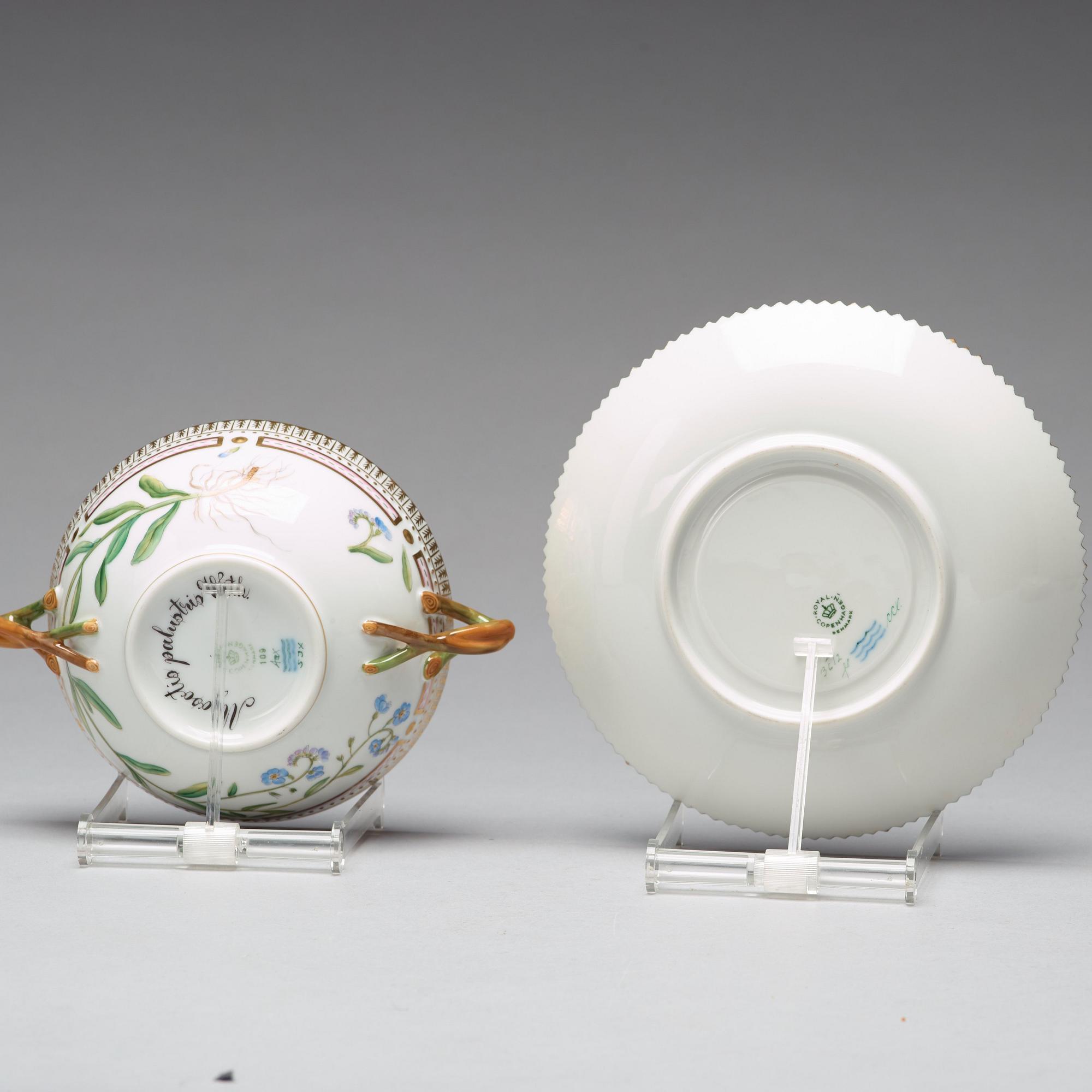 BULJONGKOPPAR med FAT, tre stycken samt FAT, porslin. "Flora Danica", Royal Copenhagen, Danmark, 1900-tal.