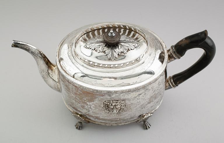 TEKANNA, silver, Daniel Hallman, Stockholm 1814. Vikt ca 890 gram.