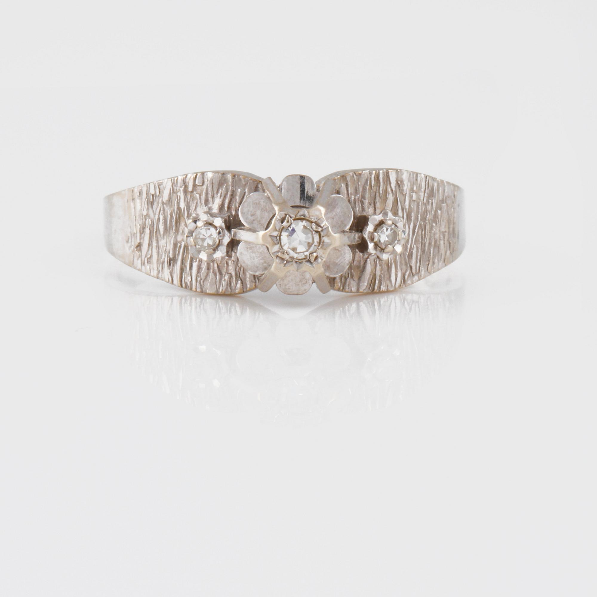 RING, guld och 18K vitguld med 3 åttkantslipade diamanter, importstämplad. Vikt 3,0 gram.
