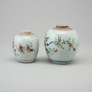 TEKRUKOR, två stycken, kompaniporslin. Qing dynastin, Qianlong (1736-95).