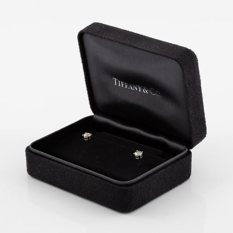 Tiffany & Co ett par örhängen platina med runda briljantslipade diamanter.