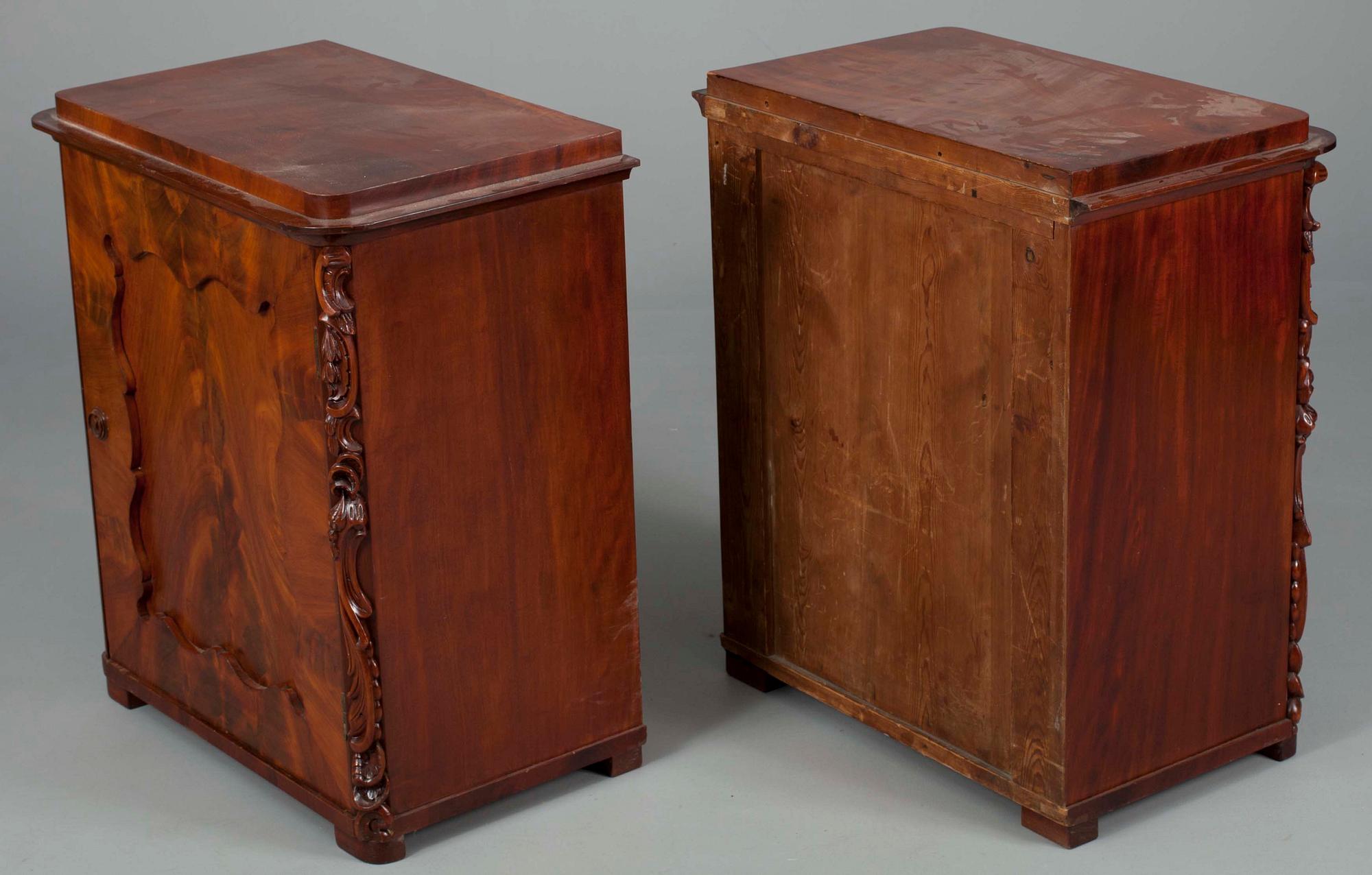 NATTDUKSBORD, ett par, mahognyfanerade, biedermeier, 1830-60. - Bukowskis