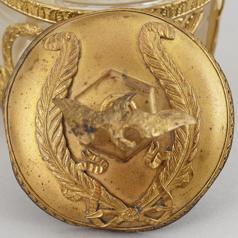 PRYDNADSFÖREMÅL, 4 st, 1800/1900-tal.