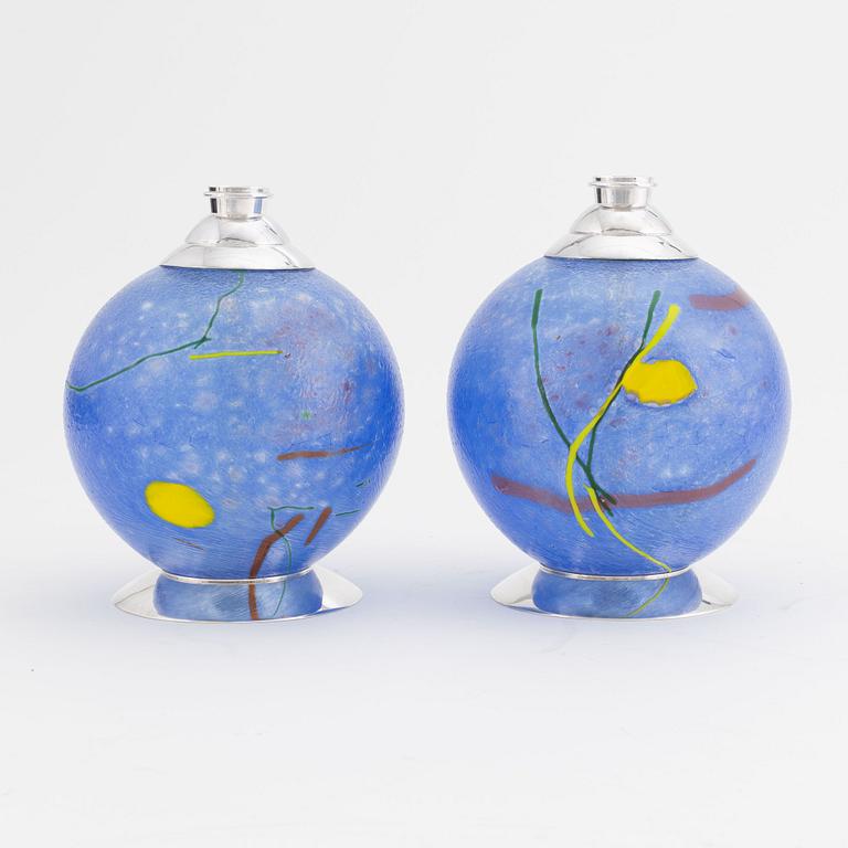 Fredrik Ingemansson, ljusstakar, ett par, sterlingsilver och glas, Stockholm 1996.