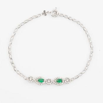 Armband 18K guld med gröna stenar.