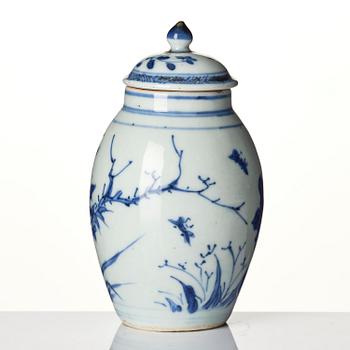 A blue and white jar, and a dish Tianqi/Chongzhen, mid 17th century.