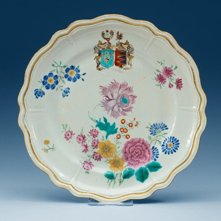 TALLRIKAR, fyra stycken, vapenporslin. Qing dynastin, Qianlong (1736-95).