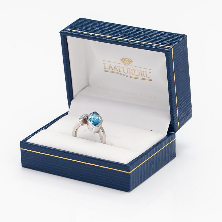 RING, 14K vitguld, topas, diamanter ca 0.05 ct tot.
