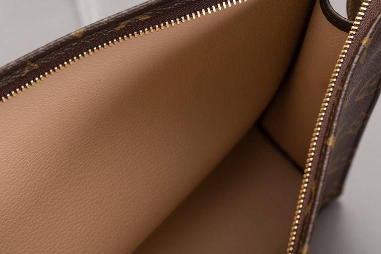 VÄSKA, "TOILETRY POUCH 26", Louis Vuitton.