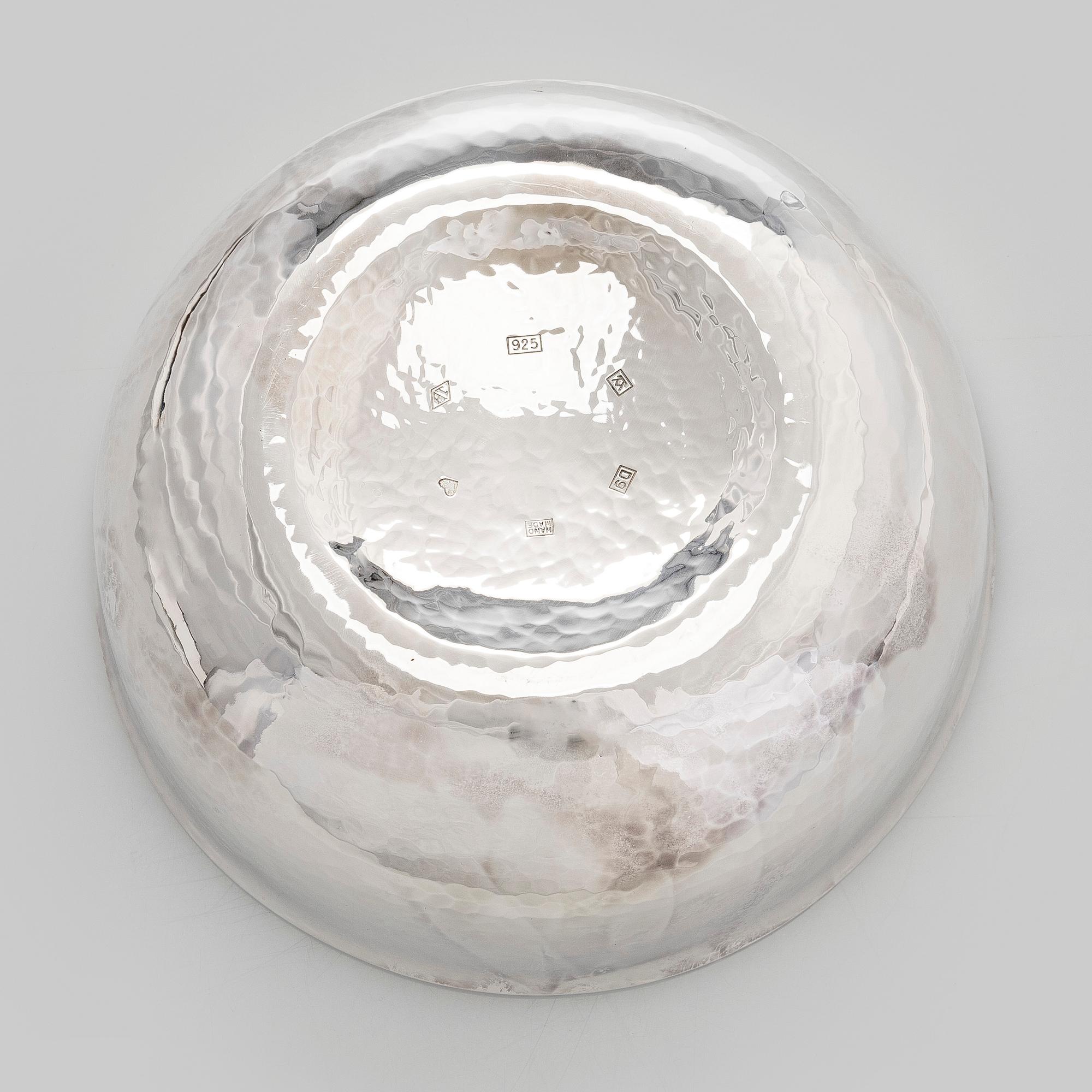 A. Tillander, skål, sterlingsilver och emalj, Åbo 2005.