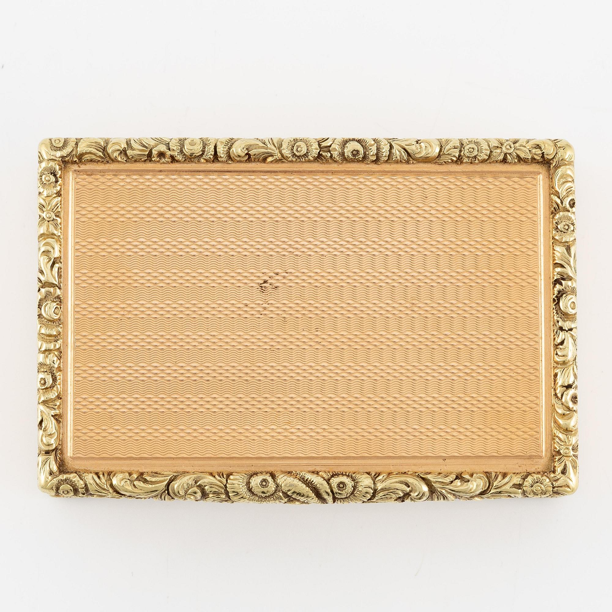 An european 14 carat gold box 'deux couleur', unmarked, probably Central Europe 19th century.