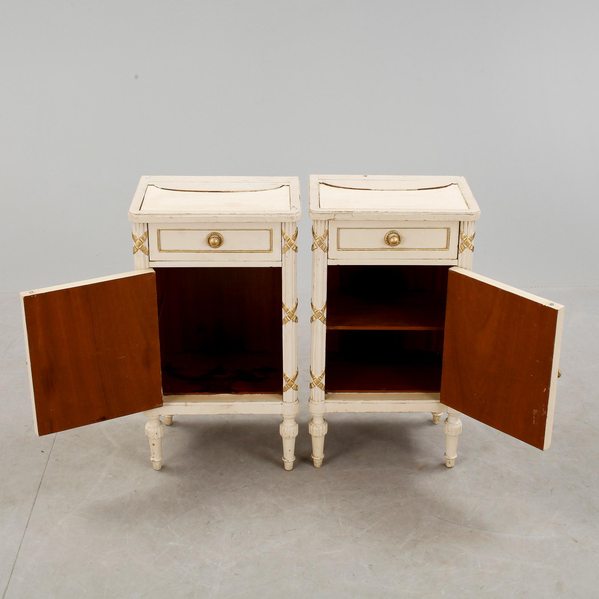 SÄNGBORD, ett par, Sengustaviansk stil, 1920/30-tal.