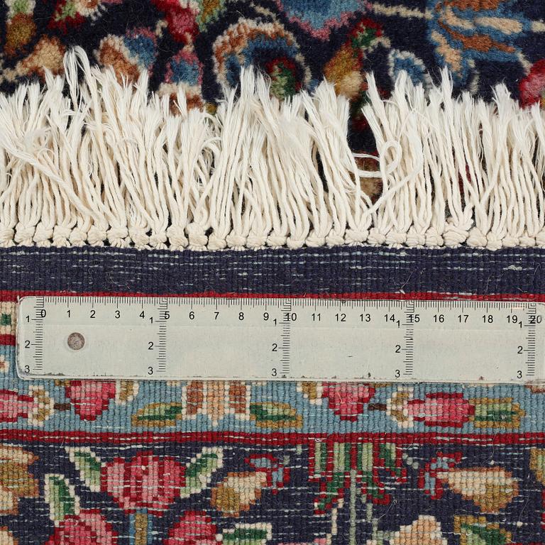 A Kirman rug, old, ca 272 x 193 cm.