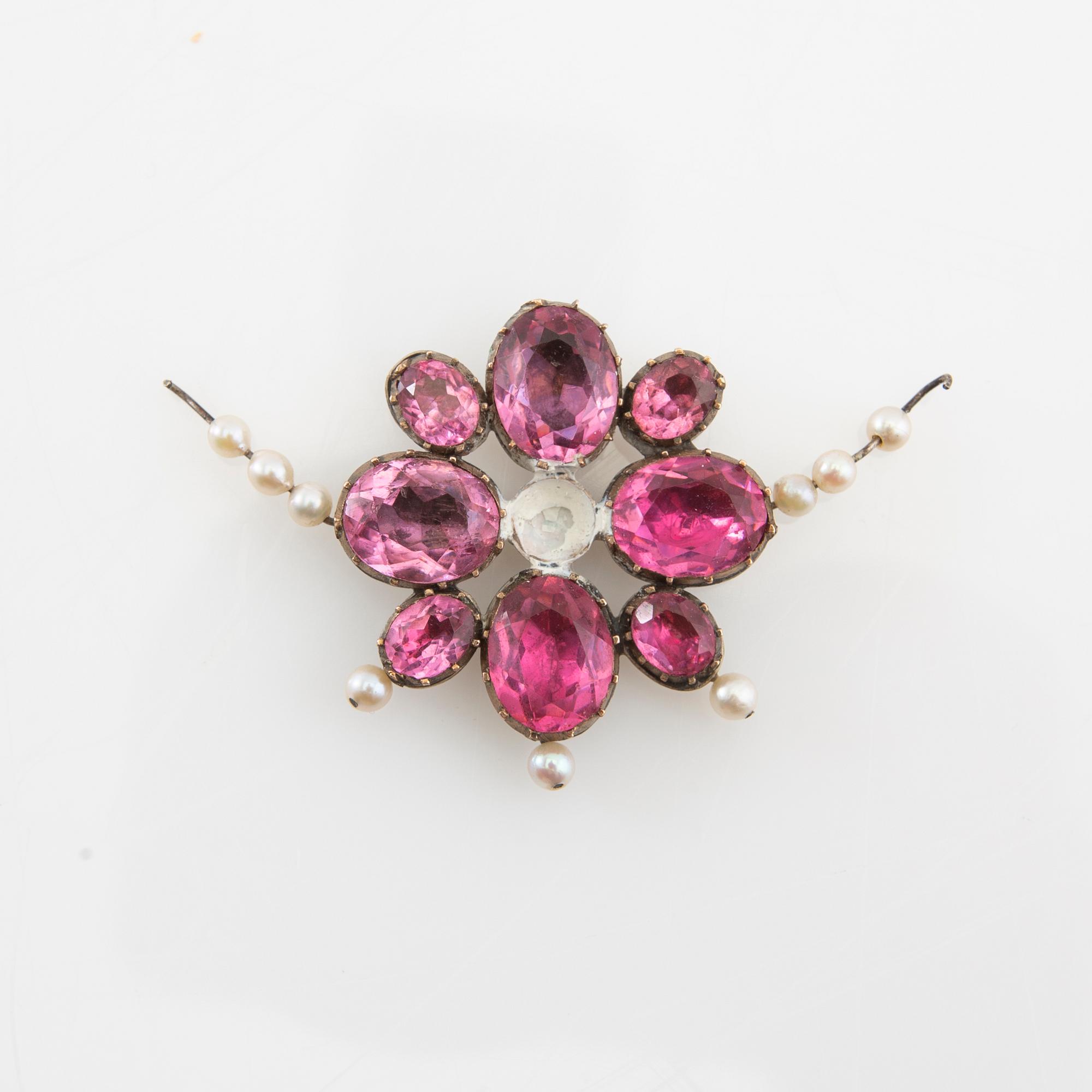 Tiara av silver med odlade pärlor och rosa fasetterat glas, ring av silver med syntetisk rosa safir, Hässleholm 1964.