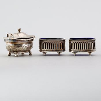 SALTKAR, 1 par samt SENAPSKAR, silver, England, 1800-/1900-tal. Vikt ca 154 gram.