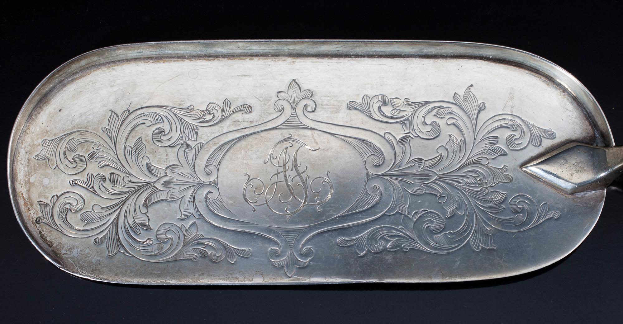BORDSSKYFFEL, sterling silver, skaft i ben, Birmingham England, sannolikt 1891. Total vikt 180 g.