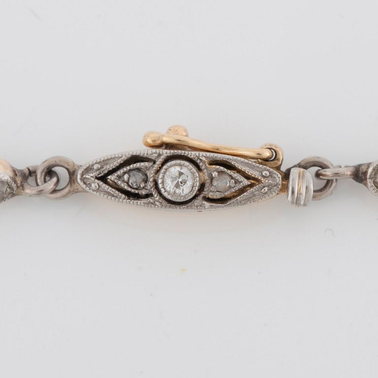 A semi-baroque natural pearl necklace. Ø 3.5 - 6 mm.