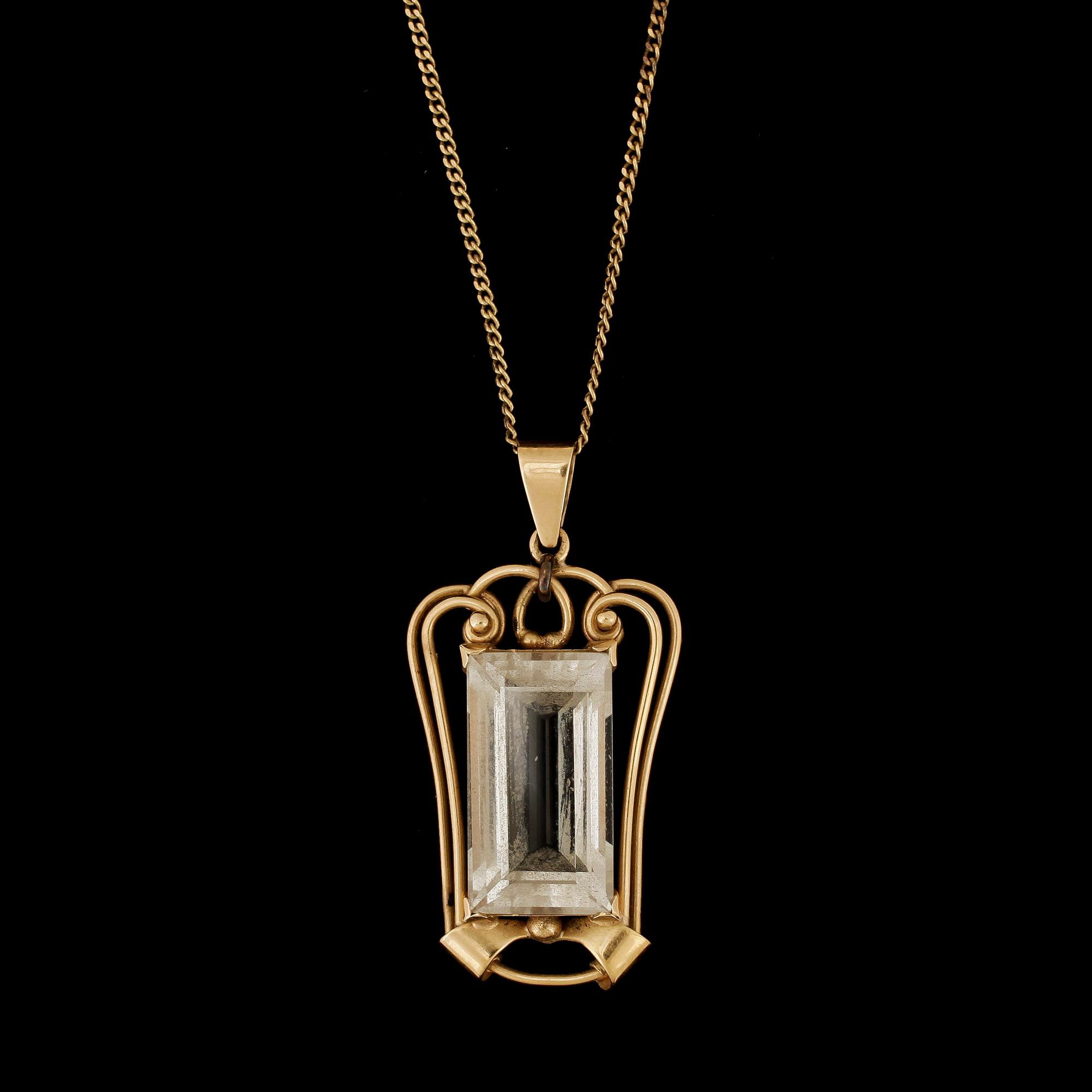 HÄNGE, 18k guld med fasettslipad bergkristall, Guldvaruhuset, Stockholm, 1948 samt kedja 18k guld. Total vikt ca 8 g.