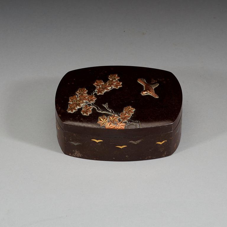 ASK med LOCK, järn samt invändigt förilvrad. Japan 1800-tal.