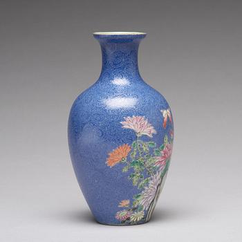 A Chinese sgrafitto vase, Republik, 20th Century.