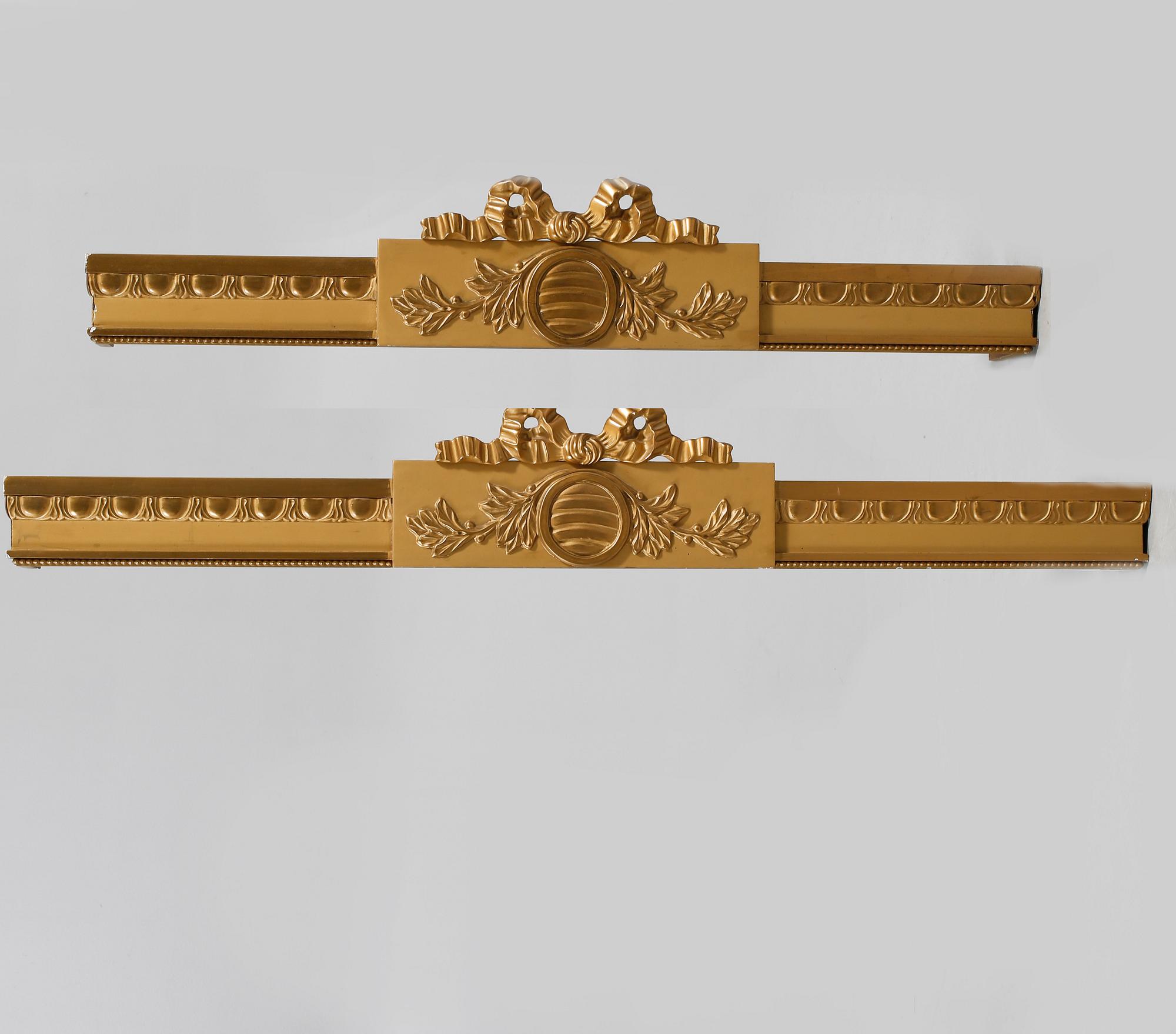 KORNISCHER, 2 st, gustaviansk stil, 1900-tal.