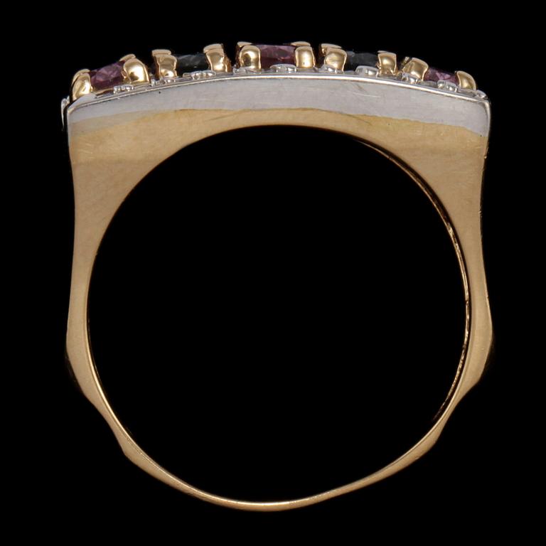RING, 14k med 2 ovalslipade ioliter och 3 rosa safirer samt 20 briljantslipade diamanter. Vikt 9 g.