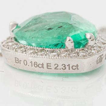 Collier 18K vitguld med hjärtslipad smaragd och briljantslipade diamanter.