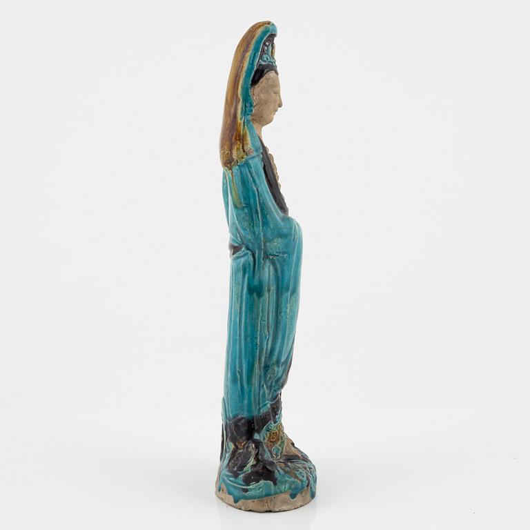 An earthenware Guanyin figurine, Qing dynasty, 19th century.