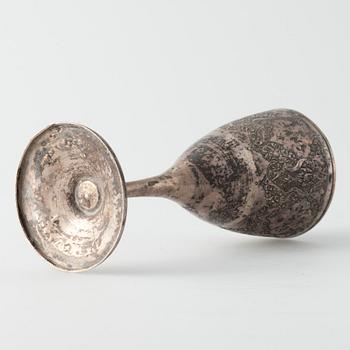 COCKTAILSHAKER OCH 6 ST BÄGARE PÅ FOT, silver, Persien, 1900-talets andra hälft. Vikt 956 g.