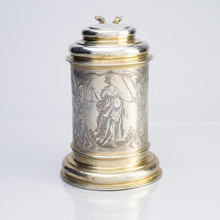 A German parcel-gilt silver tankard, mark of Walter Kopman, Hamburg (1649-1688).