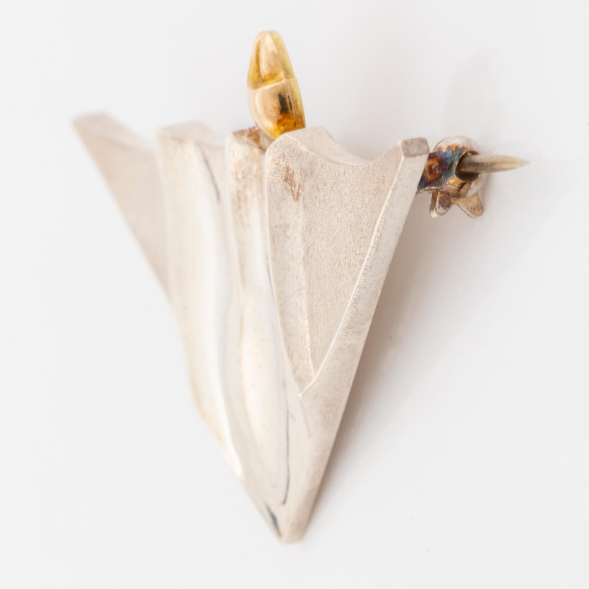 Rolf Karlsson, Brosch, silver med gulddetalj skepp.