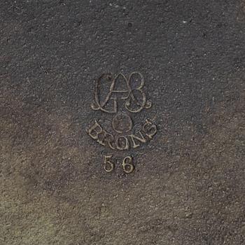 Guldsmedsaktiebolaget, skrivbordsställ samt ljusstakar ett par, brons, 1920-tal.