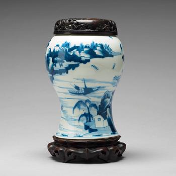 898. A blue and white vase, Qing dynasty, Kangxi (1662-1722).
