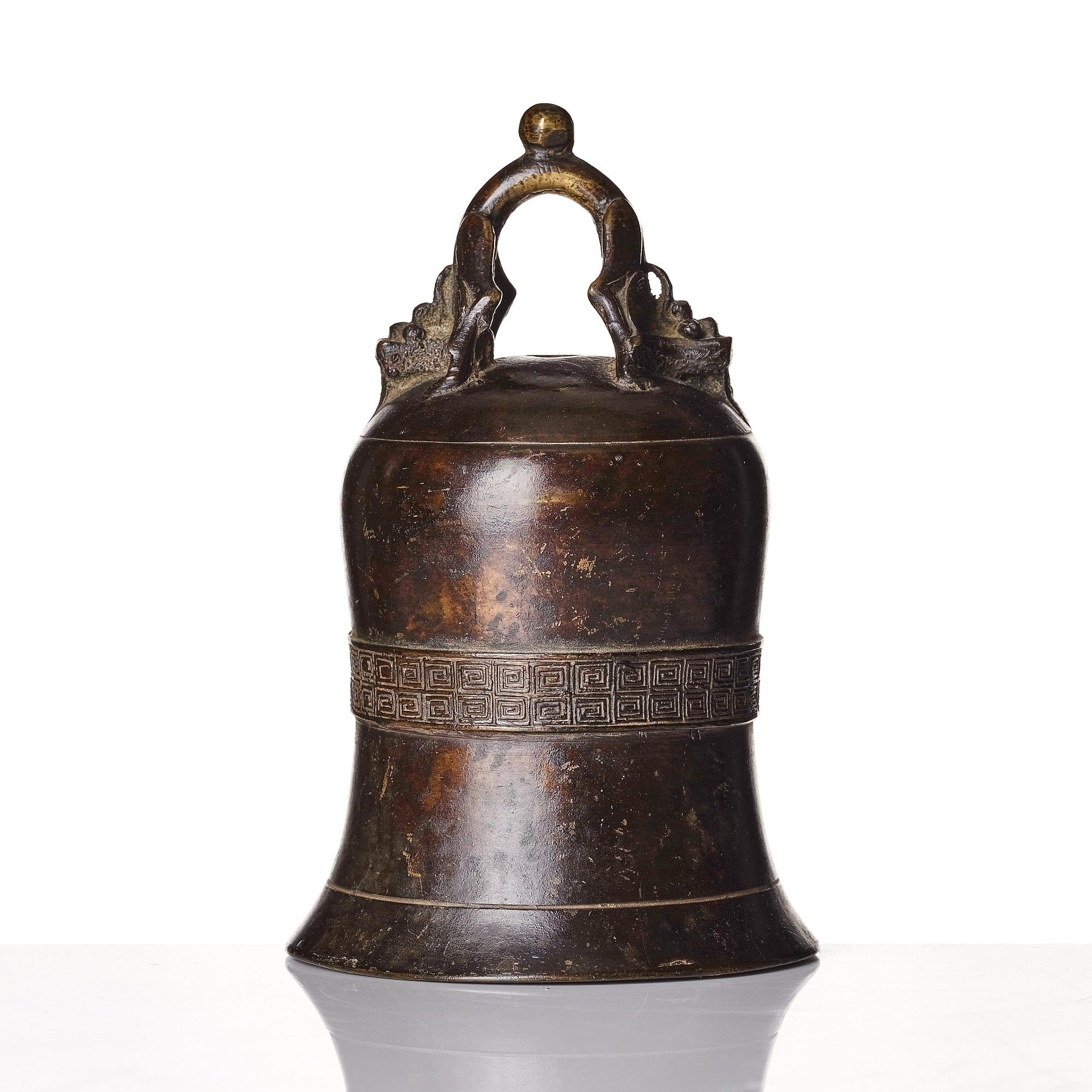 A bronze tempel bell, late Ming dynasty/early Qing dynasty.
