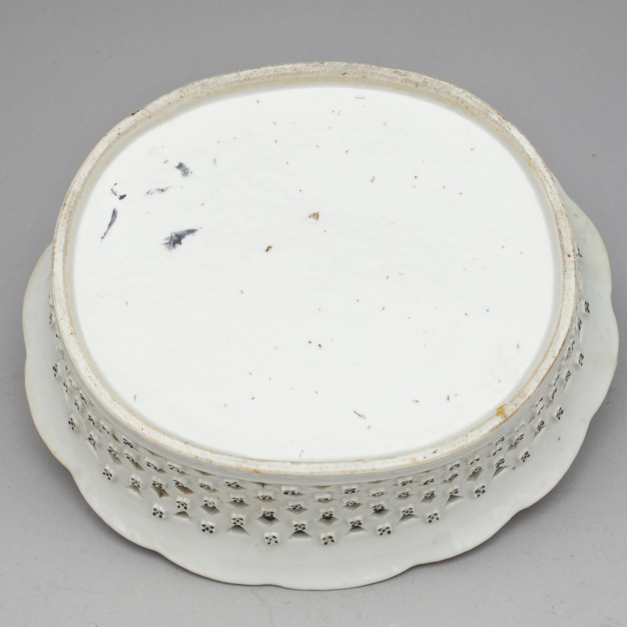 GALLERSKÅL, vapenporslin, Kina, 1700-tal.